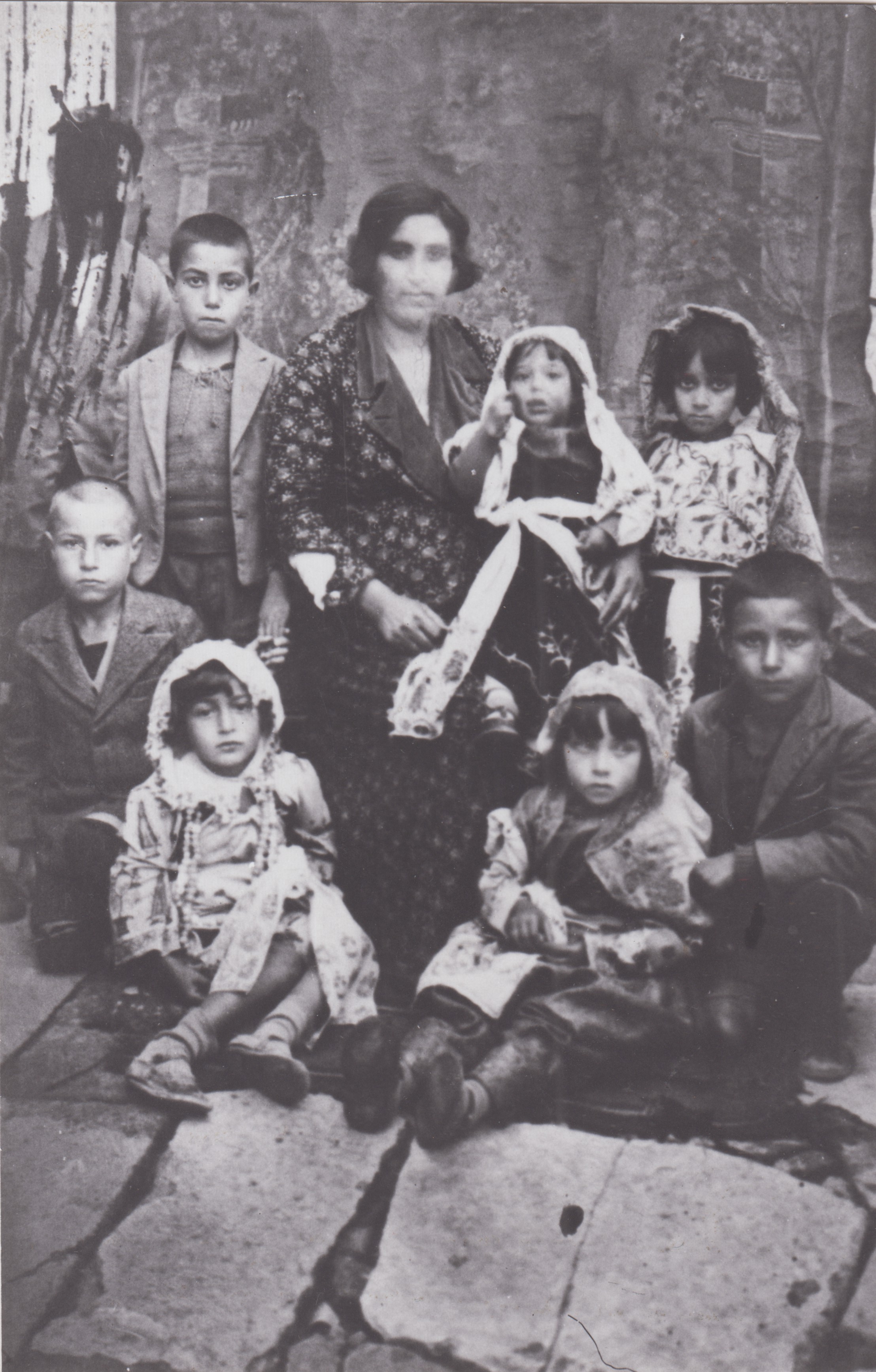 Crianças fantasiadas para a festa de Purim. Na foto, Rachel Boutchovk, Isaac Boutchovk e os filhos.