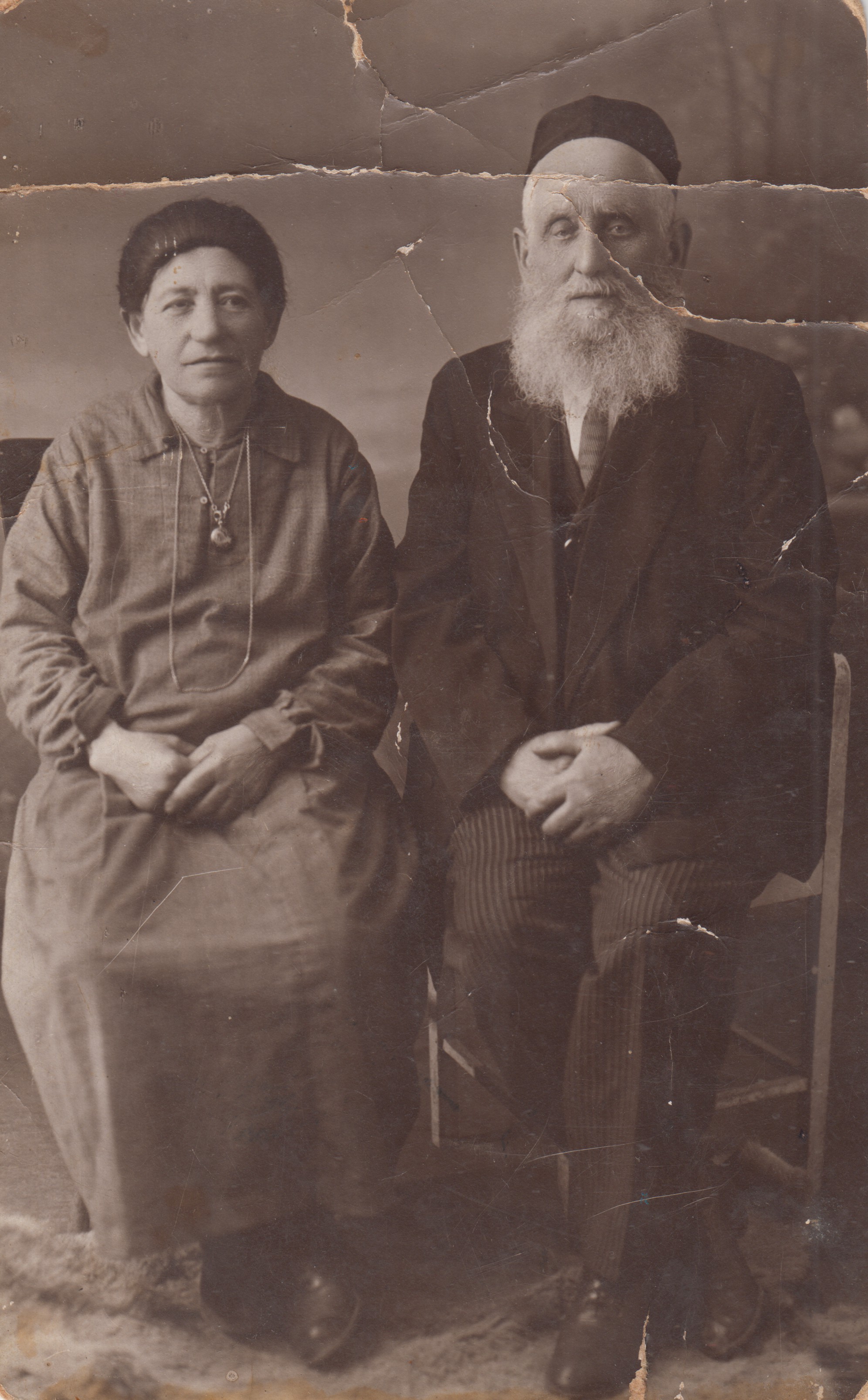 A foto é um retrato dos tios do depoente, Ichmeier e Zelda Holodifker, que educaram Benjamin quando ele foi estudar no Talmud-Torá, uma Yeshivá.