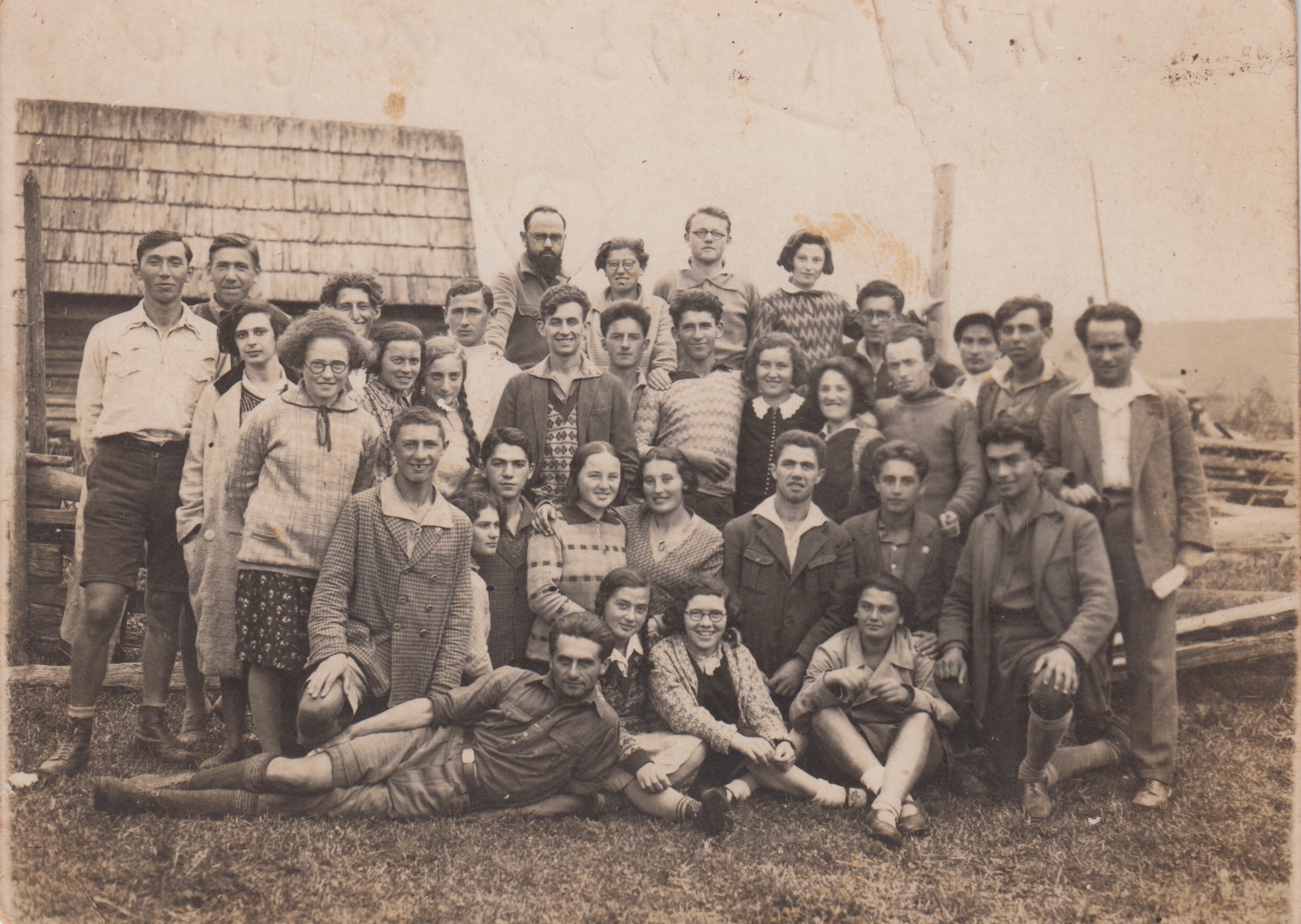 A foto retrata um grupo de jovens judeus que se preparavam para emigrar para Israel - Chalutzin.