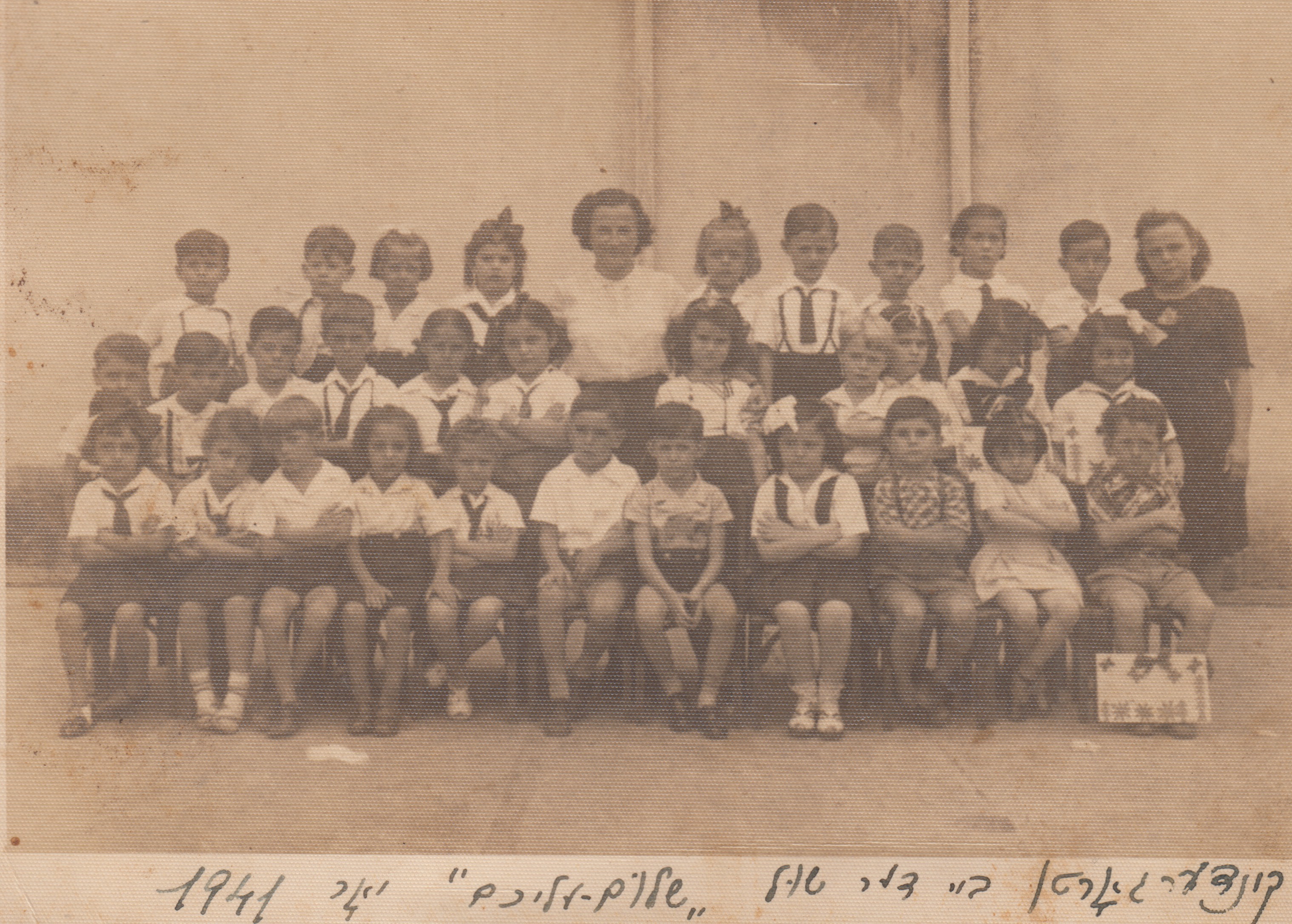 Turma da escola israelita em que Clara Roitman, filha de Benjamin, estudou, no Rio de Janeiro.