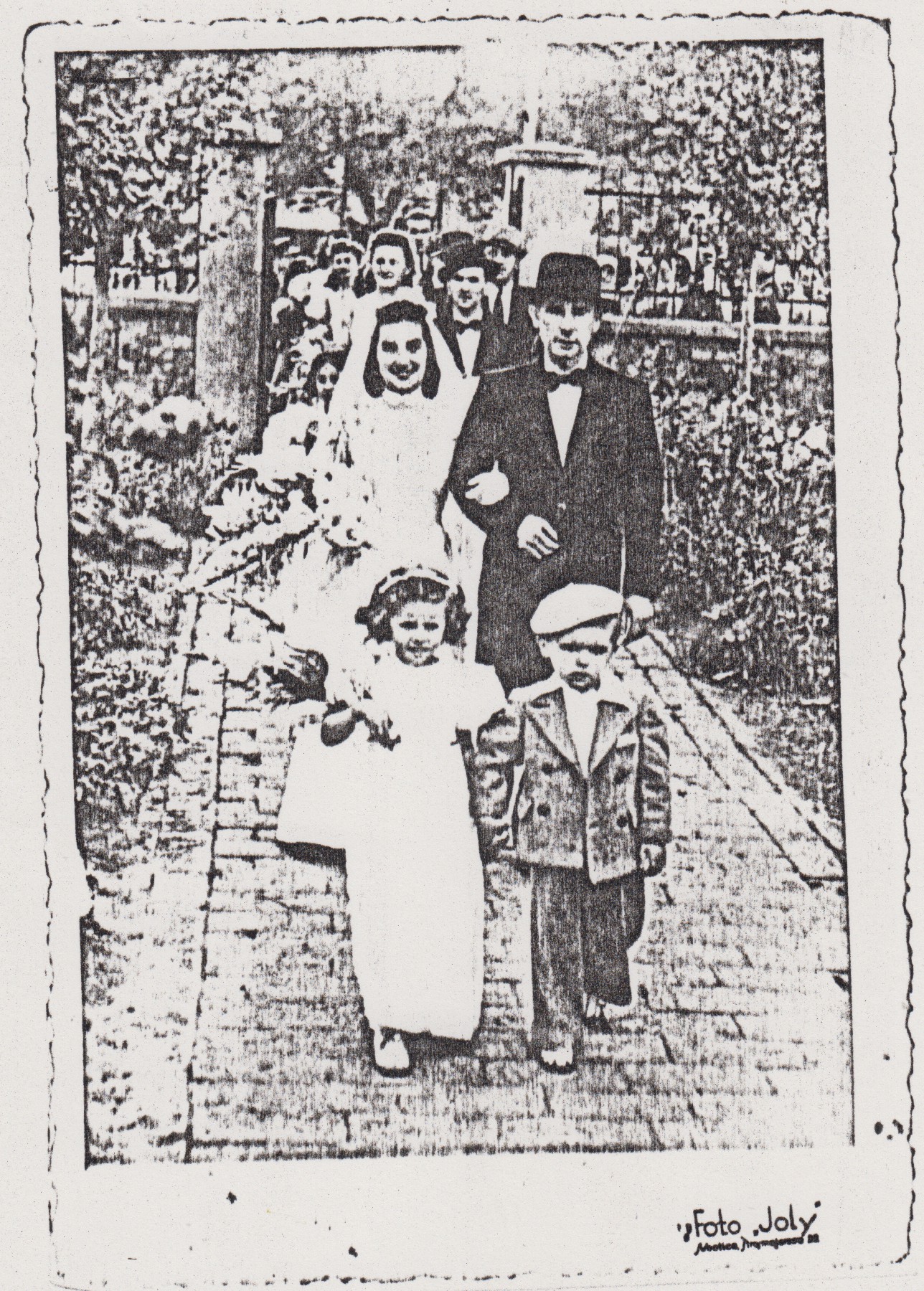 Noivos entrando na Sinagoga da cidade de Debeljaca, na antiga Iugoslávia. Conforme costume local, na frente a noiva - Sarah Weiss e o irmão do noivo Armin Hamburger; atrás o noivo Franja Hamburger e a prima Elizabeth. As crianças eram filhos de amigos: a menina judia e o menino cristão.