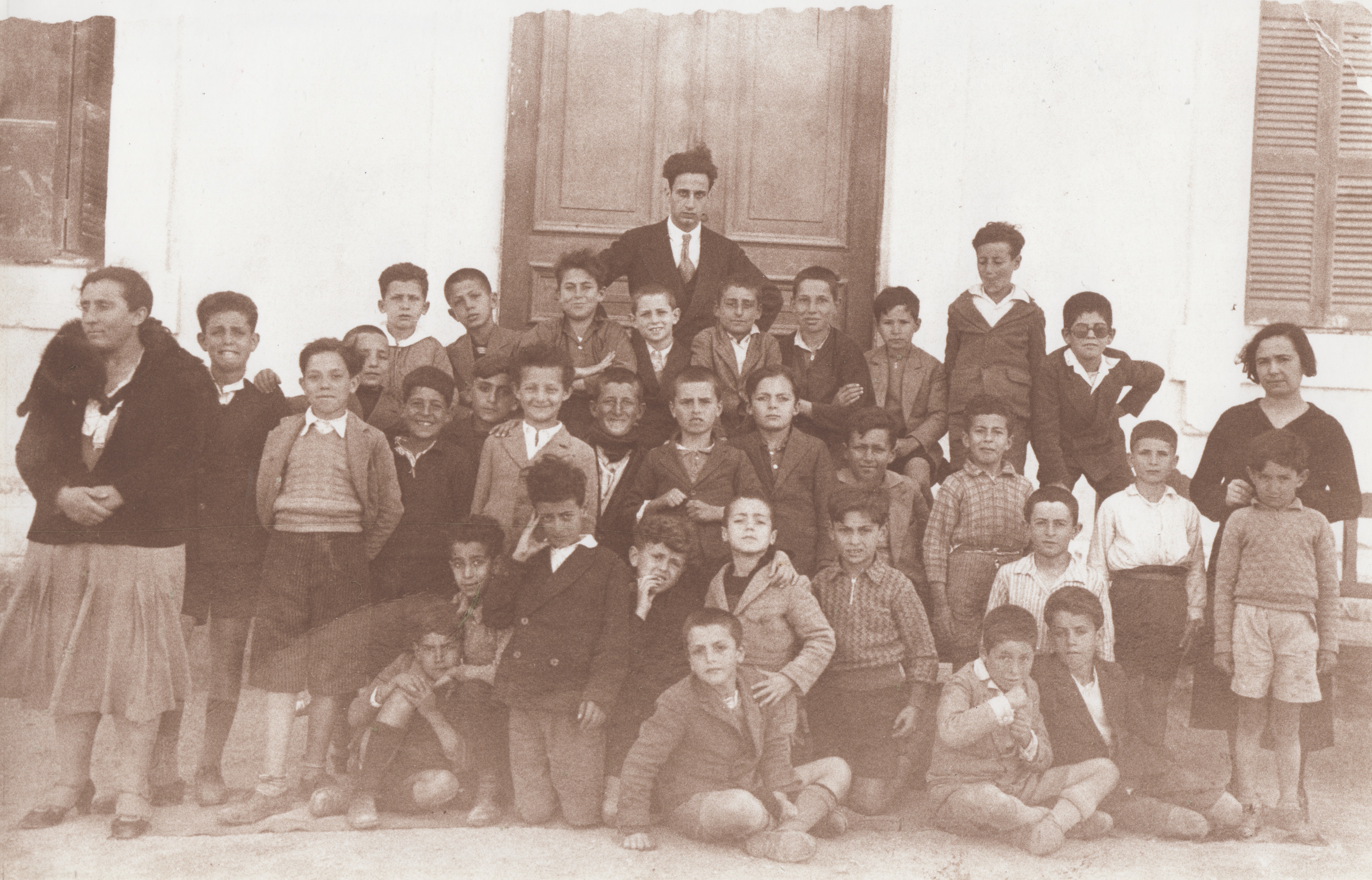 Retrato da turma do primário de Jack Franco. Provavelmente foi durante a formatura do 