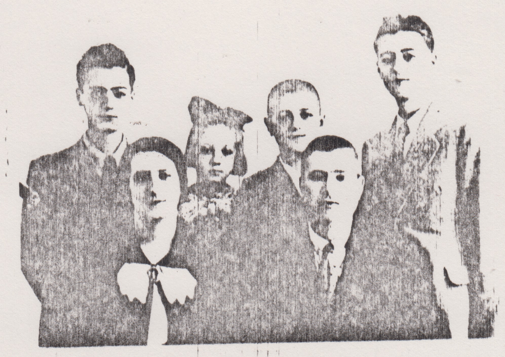 Fotografia de toda a família Franco, tirada para ser enviada ao Consulado Americano como exigência para emigração. Da esquerda para a direita: Jack Franco, Selma Franco (irmã), Alberto Franco (irmão), Aron Franco (irmão), Vida Franco (mãe) e Henry Franco (pai).