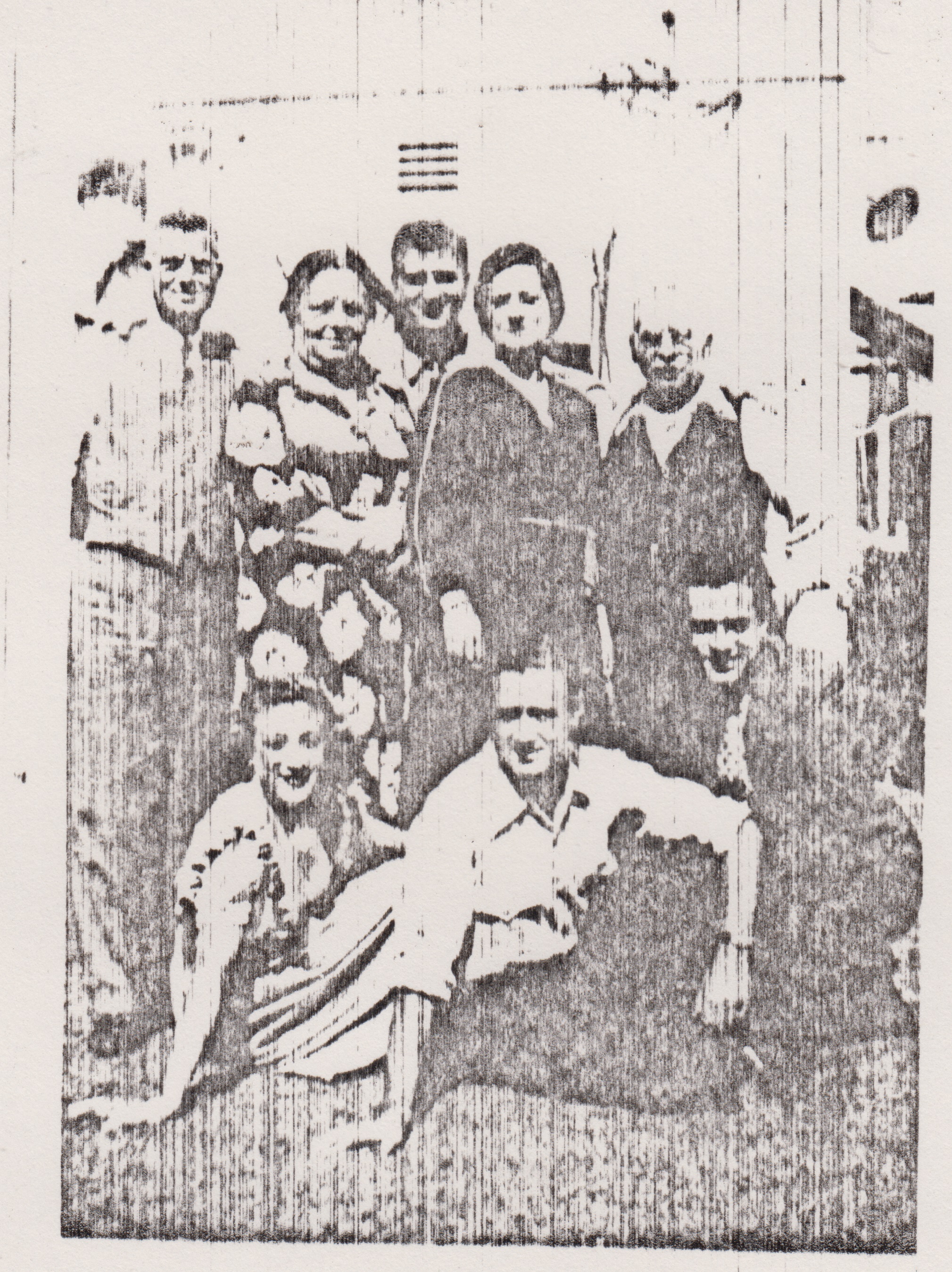 Reencontro da família Franco após o final da Segunda Guerra Mundial, nos Estados Unidos. Com o fim da guerra, Jack Franco e seu irmão emigraram para os Estados Unidos ao encontro da família. Em pé, da esquerda para a direita: Henry Franco (pai), Rachel Tarika, Alberto Franco (irmão), Vida Franco (mãe) e [nome não identificado] Tarika. No chão, da esquerda para a direita: Selma Franco (irmã), Aron Franco (irmão) e Jack Franco.