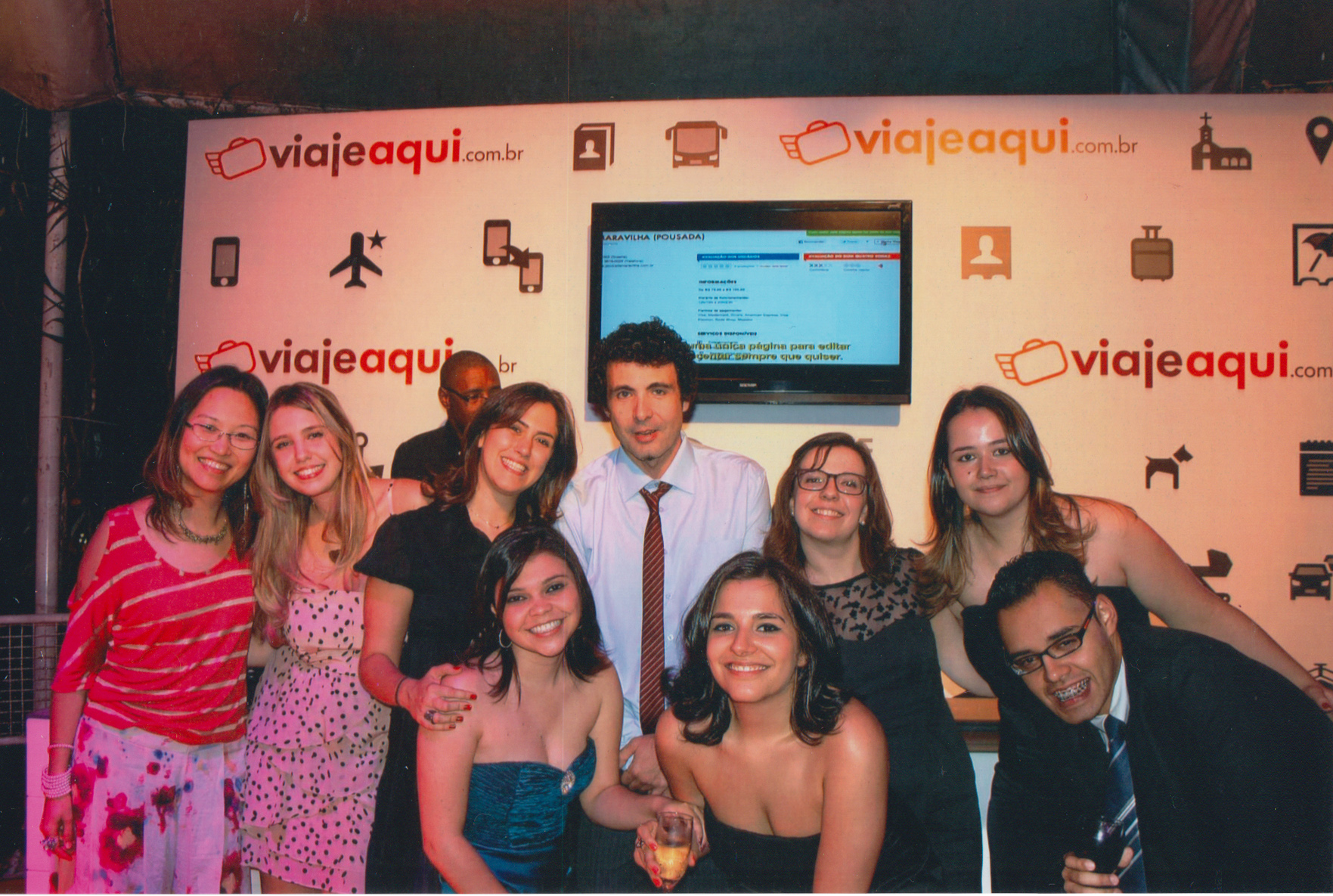 Gabriela (à esquerda) e a equipe da redação do portal Viajeaqui. Durante dois anos Gabi foi redatora-chefe de redação do portal, foi seu retorno às redações e também a sua despedida do jornalismo, sendo seu último trabalho na Editora Abril.