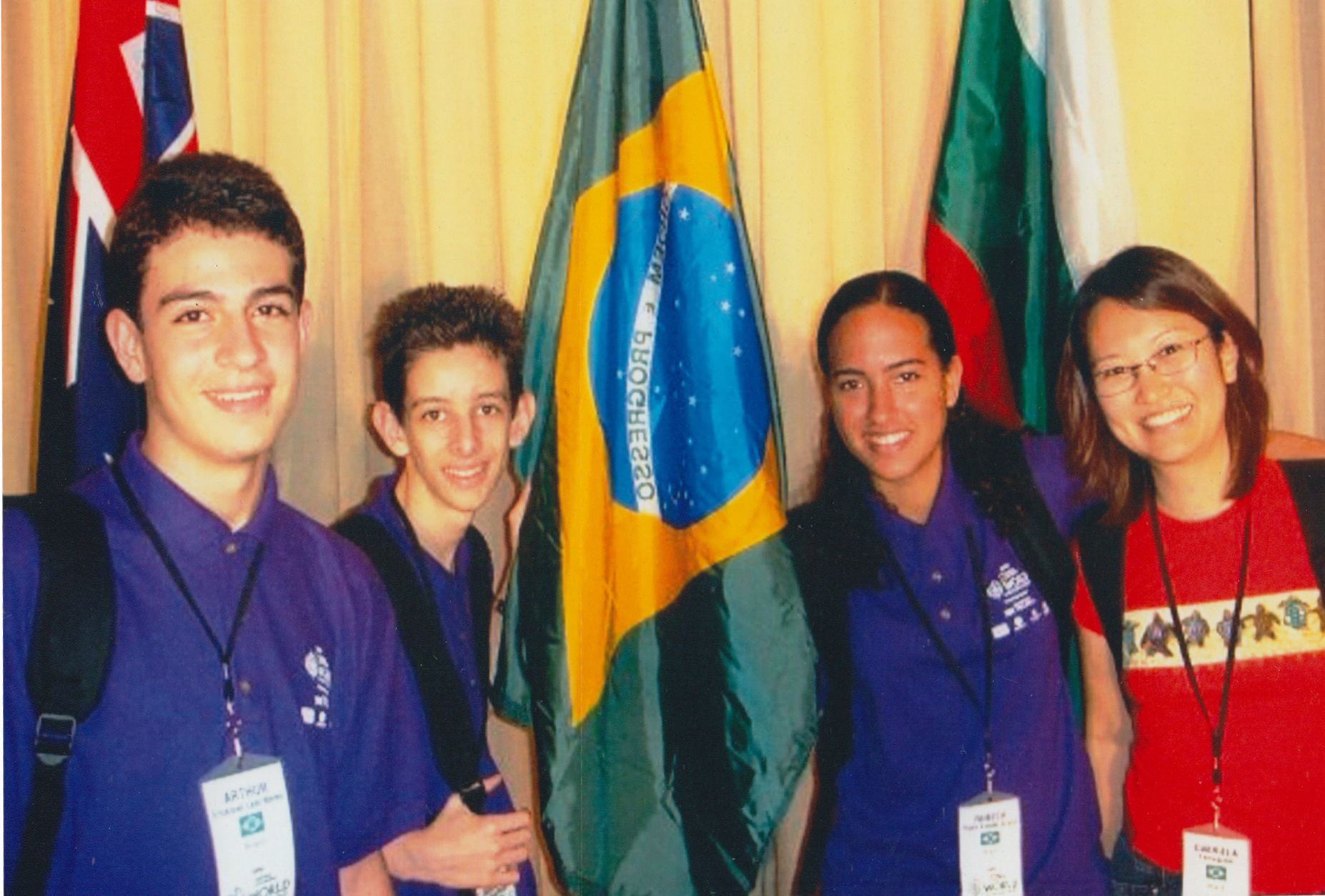 Gabi com Arthur Rodolfo e Rebeca, os alunos que representaram o Brasil no National Geographic World Championship de 2009, na Cidade do México.