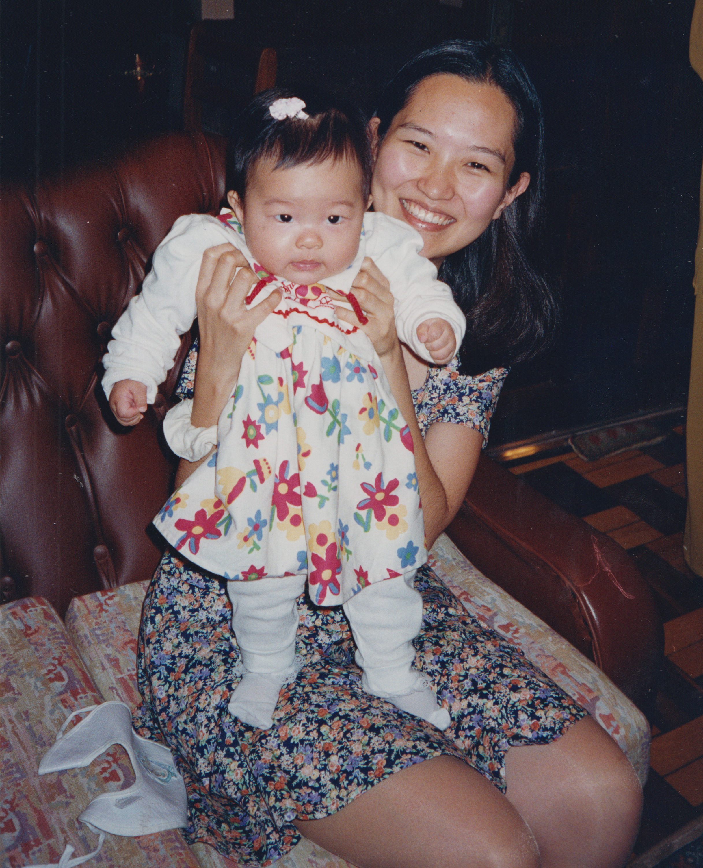 Gabi e a bebê Veronique, então com apenas sete meses de idade, visitando uma amiga de Gabi da época da faculdade  de jornalismo. A visita foi antes da viagem para o Japão.