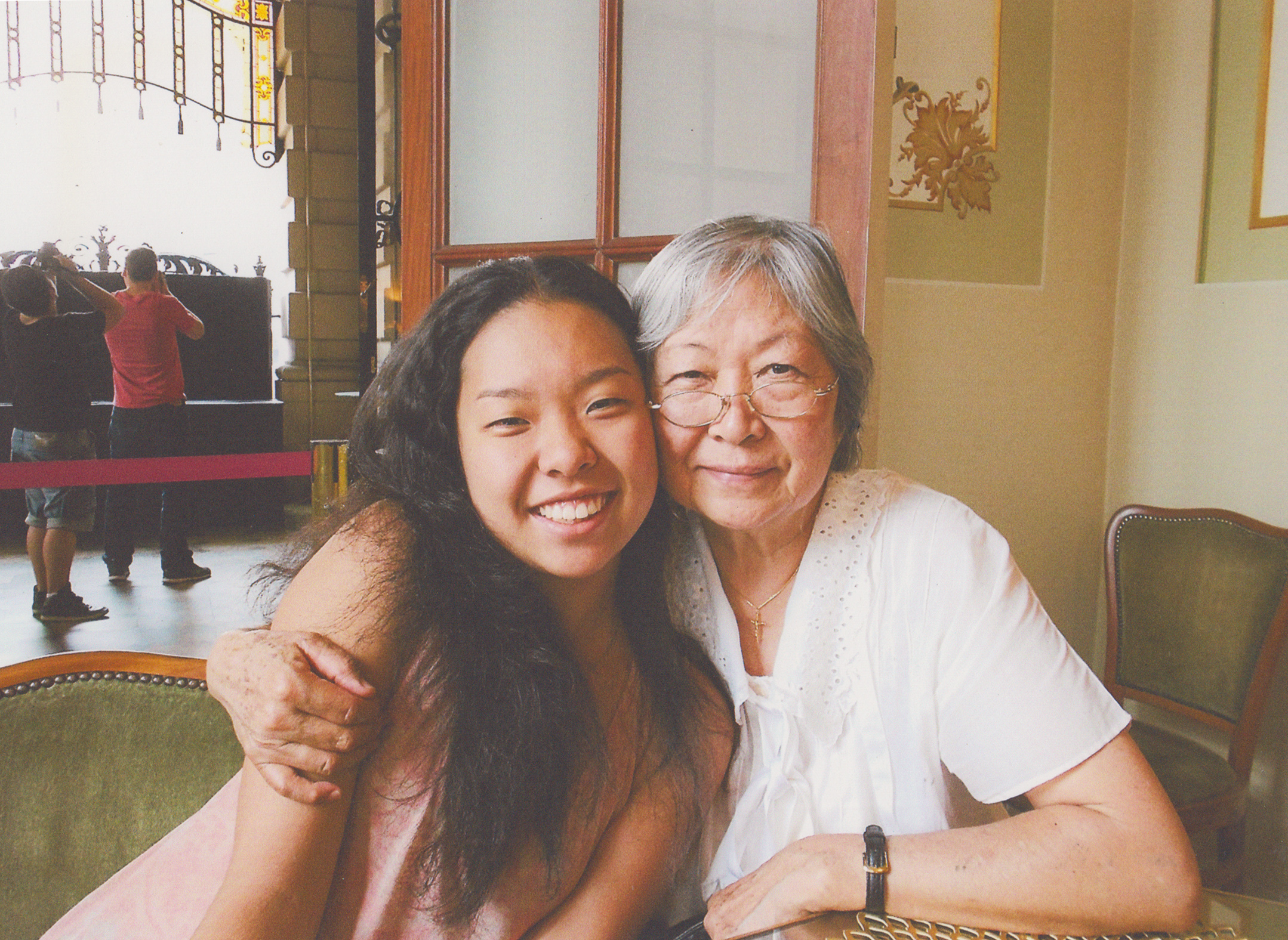 Veronique e a avó, Tokiko Yamaguchi, no restaurante do Theatro Municipal de São Paulo. O Theatro é o lugar favorito de Gabi na cidade.