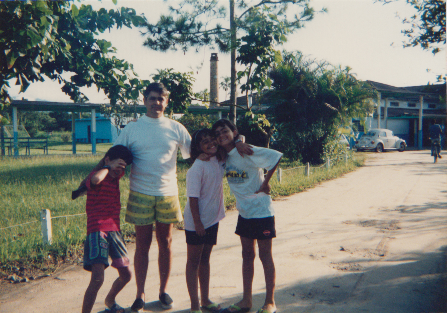 Férias na colônia da Eletropaulo em Caraguatatuba, Cláudio está com os dois filhos, Thiago e Diego, e uma sobrinha.