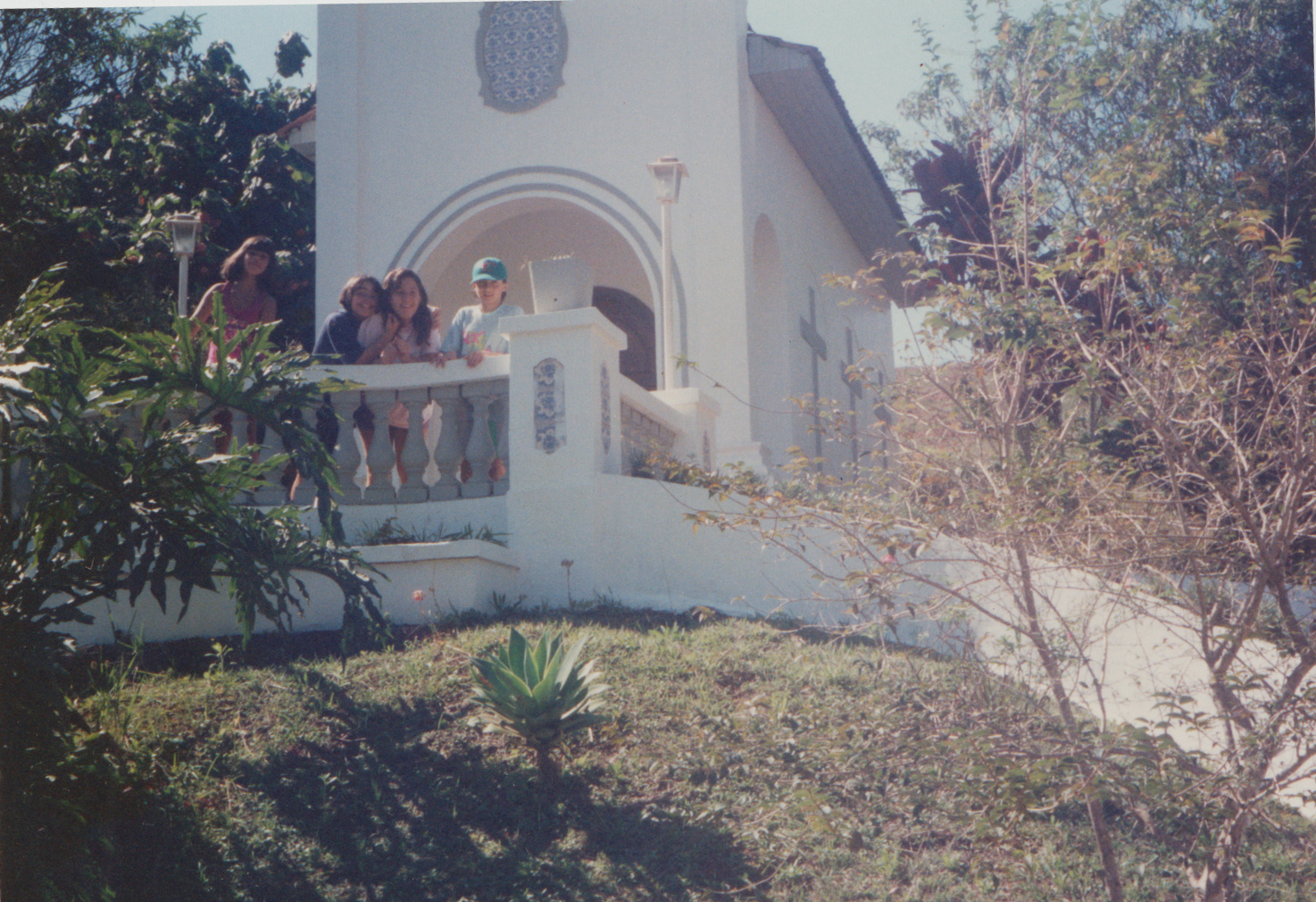 A família em férias na colônia da Eletropaulo de Bragança Paulista. A igreja na imagem é a mesma em que Cláudio e a esposa, Irene, se casaram em 1980.