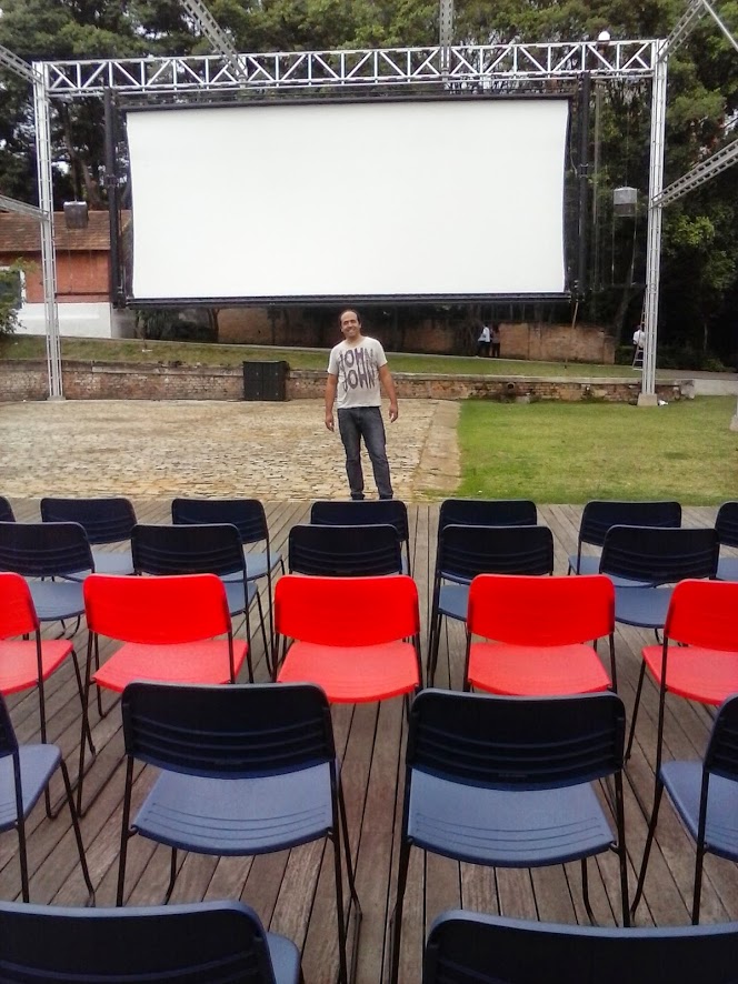 Fotografia tirada por Carmem (esposa de Alexandro) na área externa da Cinemateca antes de ter inicio uma exibição ao ar livre.