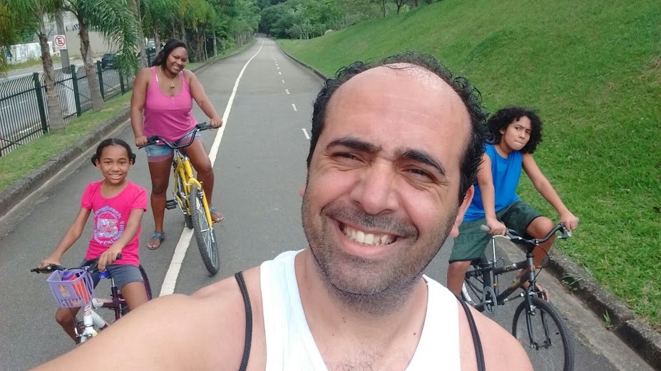 Passeio com a família no Parque do Carmo, região do bairro paulistano de Itaquera, onde Alexandro vive com a família.