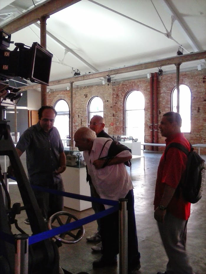 Câmera Arriflex estava em exposição e Alexandro falava sobre ela para os visitantes.