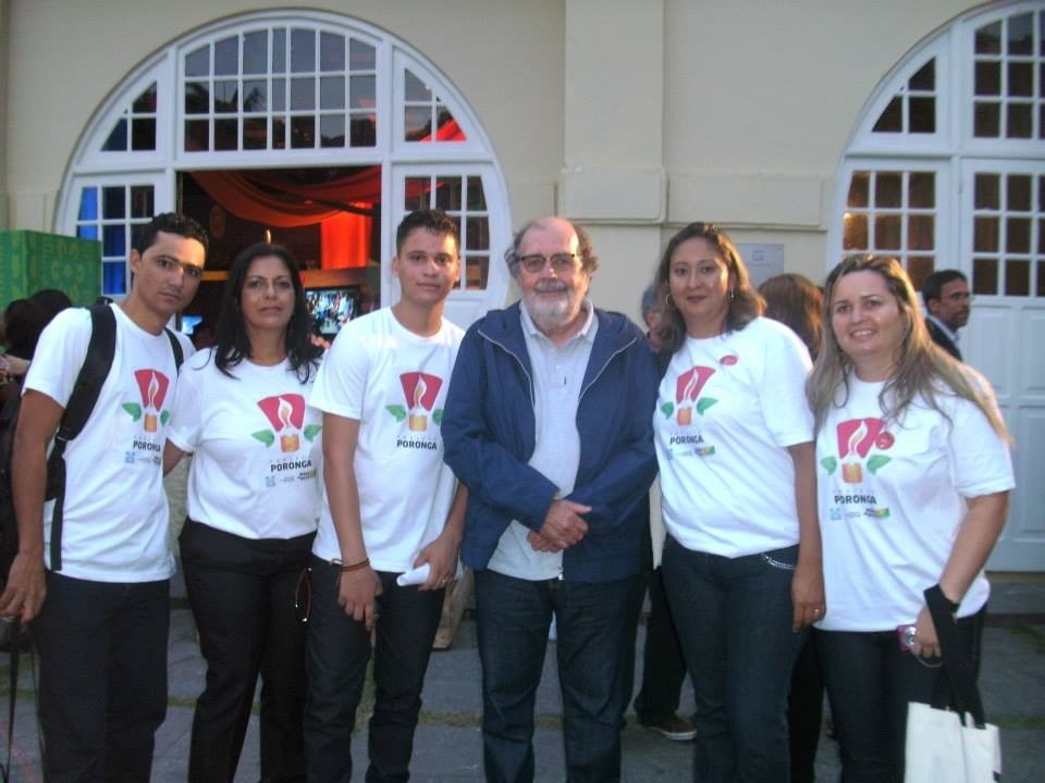 Wesley ao lado do cineasta Cacá Diegues, com colegas e sua professora no Telecurso, ao lado de Cacá está Laura. Estão todos na frente do teatro Tom Jobim, na ocasião da comemoração dos 35 anos de Telecurso.