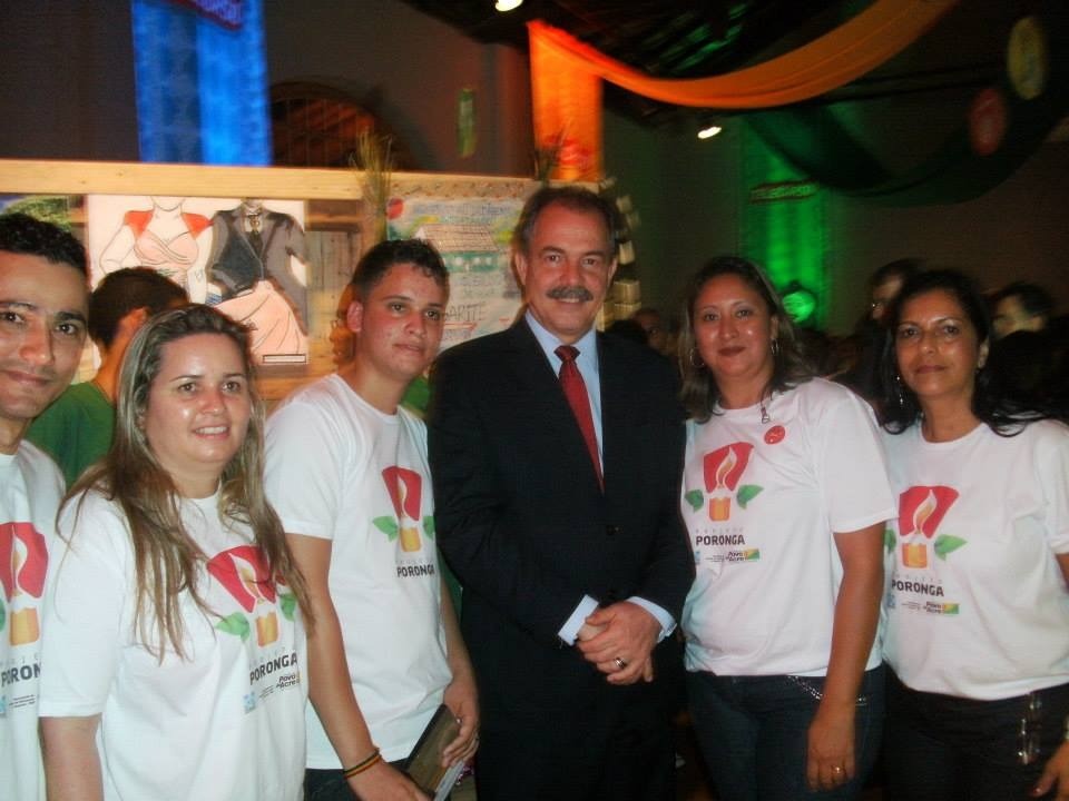 Wesley ao lado do então ministro da educação, Aloisio Mercadante, com amigos do Telecurso e sua professora Laura Camelo no canto direito. Evento de 35 anos do Projeto Telecurso, no Teatro Tom Jobim (RJ).