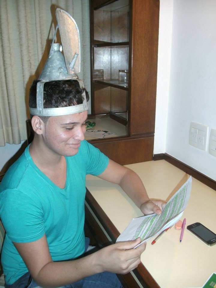 Wesley se preparando para a apresentação de seu grupo do projeto Telecurso - Poronga, no Hotel Novo Mundo, na comemoração dos 35 anos do Telecurso. Poronga, é um equipamento que veste a cabeça, usado por seringueiros para iluminar o caminho, inspiração para o nome do projeto.