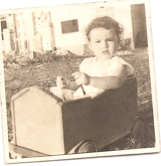 Bernadette com 1 ano dentro do carrinho de madeira feito pelo avô na rua da casa do mesmo, onde morava.