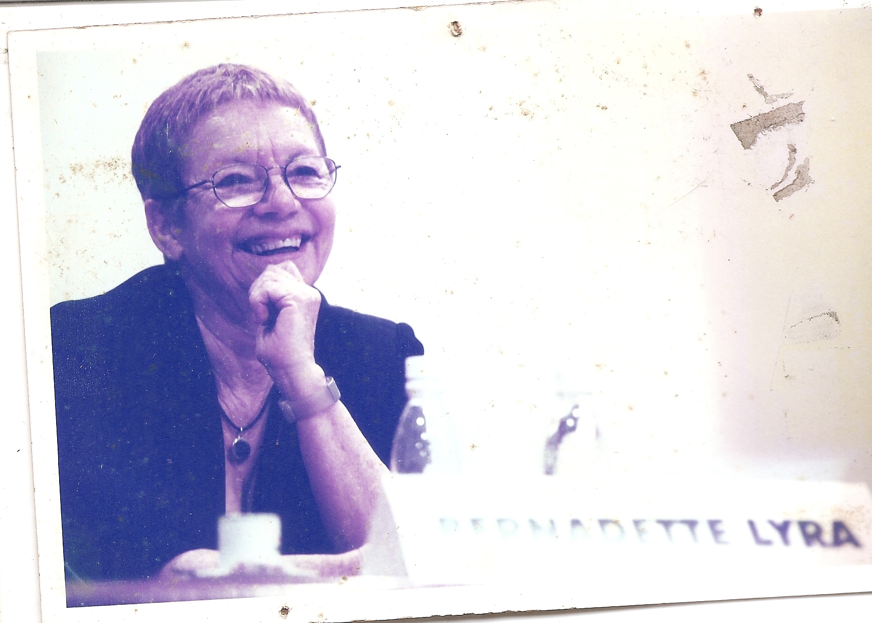 Esta foto foi tirada durante um evento, no período em que Bernadette Lyra atuava como Secretária de Cultura do Espírito Santo.