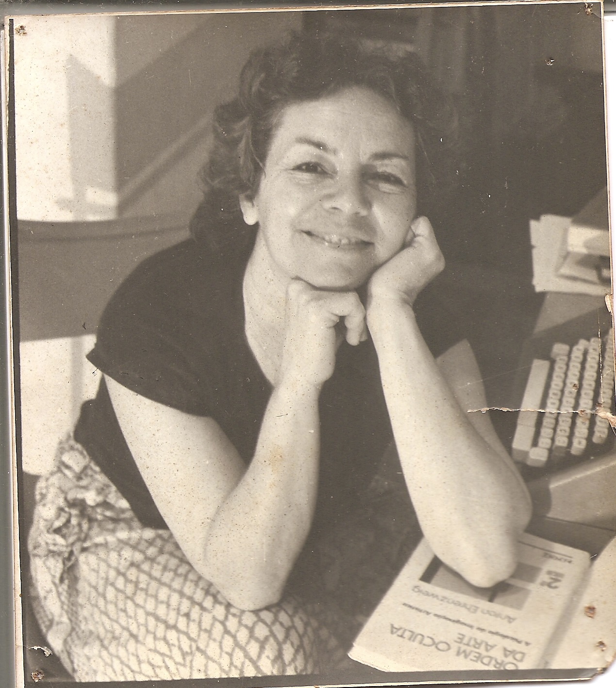 Esta foto foi tirada quando Bernadette Lyra era doutoranda na Universidade de São Paulo. No momento da foto ela estava estudando. Nesse período, morava no Rio de Janeiro e se deslocava para São Paulo para cursar o doutorado.