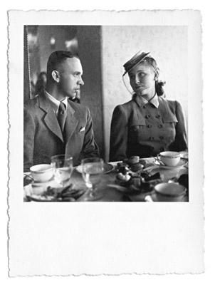personagem: Senhor Josef Zucha e Ana
historia: A foto foi tirada a pedido do Senhor Zucha. A foto é do senhor Zucha cortejando a filha do diretor de sua empresa (Ana). Foto tirada no salão de chá do Mappin. O chefe da empresa do senhor Zucha o senhor Baguiat fugiu para a América num vagão de carga contrabandeada. A família já havia saído antes e o esperava na América. A fuga foi causada pela invasão invasão alemã a Tchecoslováquia. Mais tarde ele imigrou para o Brasil.