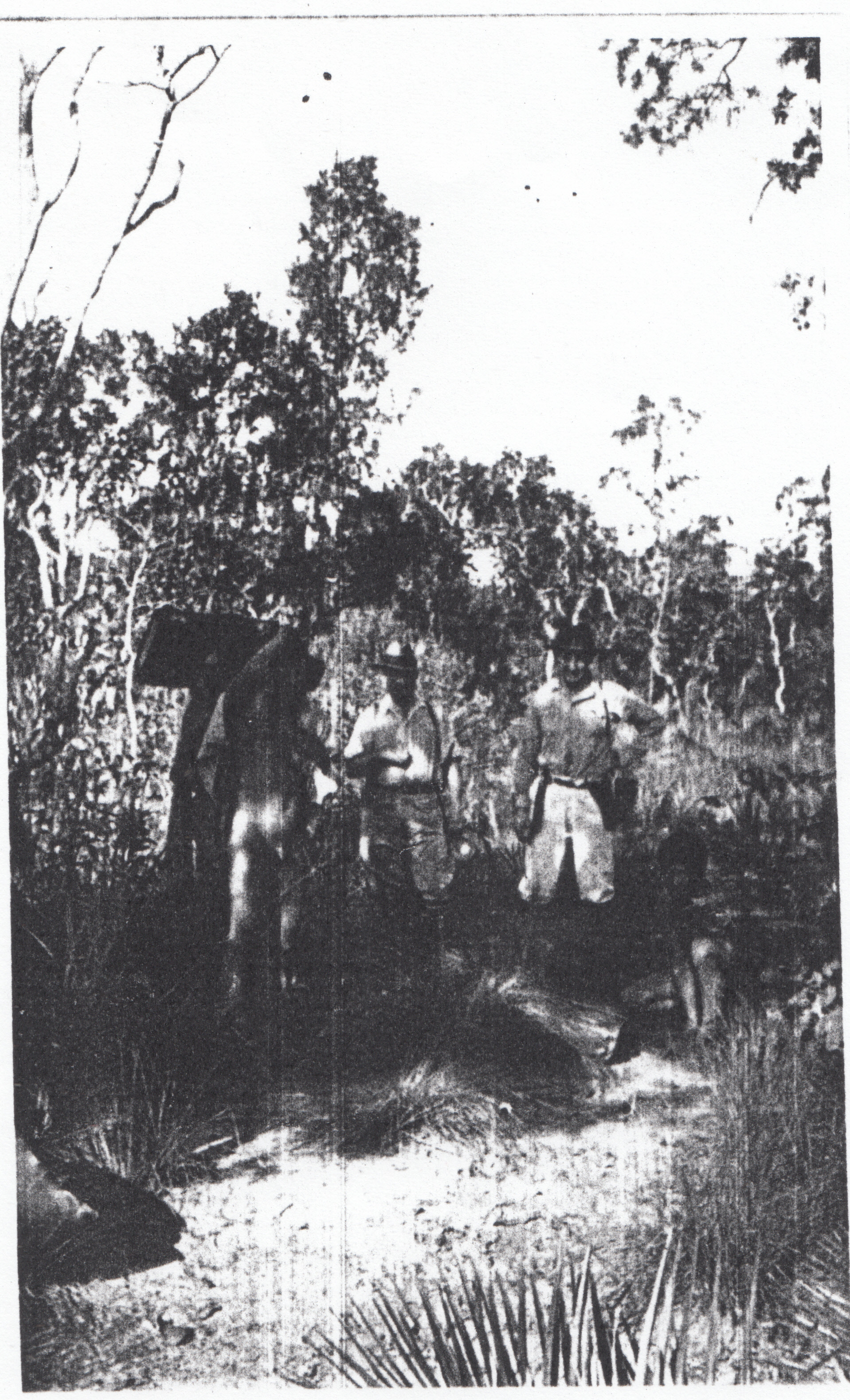 Atravessando o Pantanal a pé para chegar a cabeceira do rio São Lourenzo. O cacique veio a encontro do Sr. Zucha em Cuiba e foi ele que arranjou os carregadores.