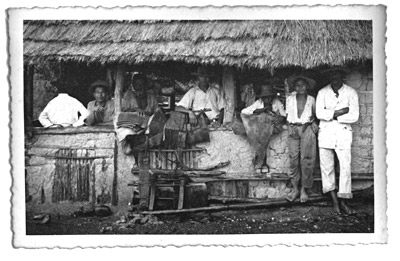historia: Tirada pelo senhor Zucha em sua viagem ao interior do Brasil. Foto tirada no caminho. Pararam para comer e inclusive comeram tatú. Na volta passaram pelo Rio São Lourezo, estavam à procura de base de área de matéria-prima. No caminho perdemos um italiano que fazia pesquisa. Tinha acampado para pernoitar. O italiano resolveu sair para carregar outros livros e nunca mais foi encontrado.