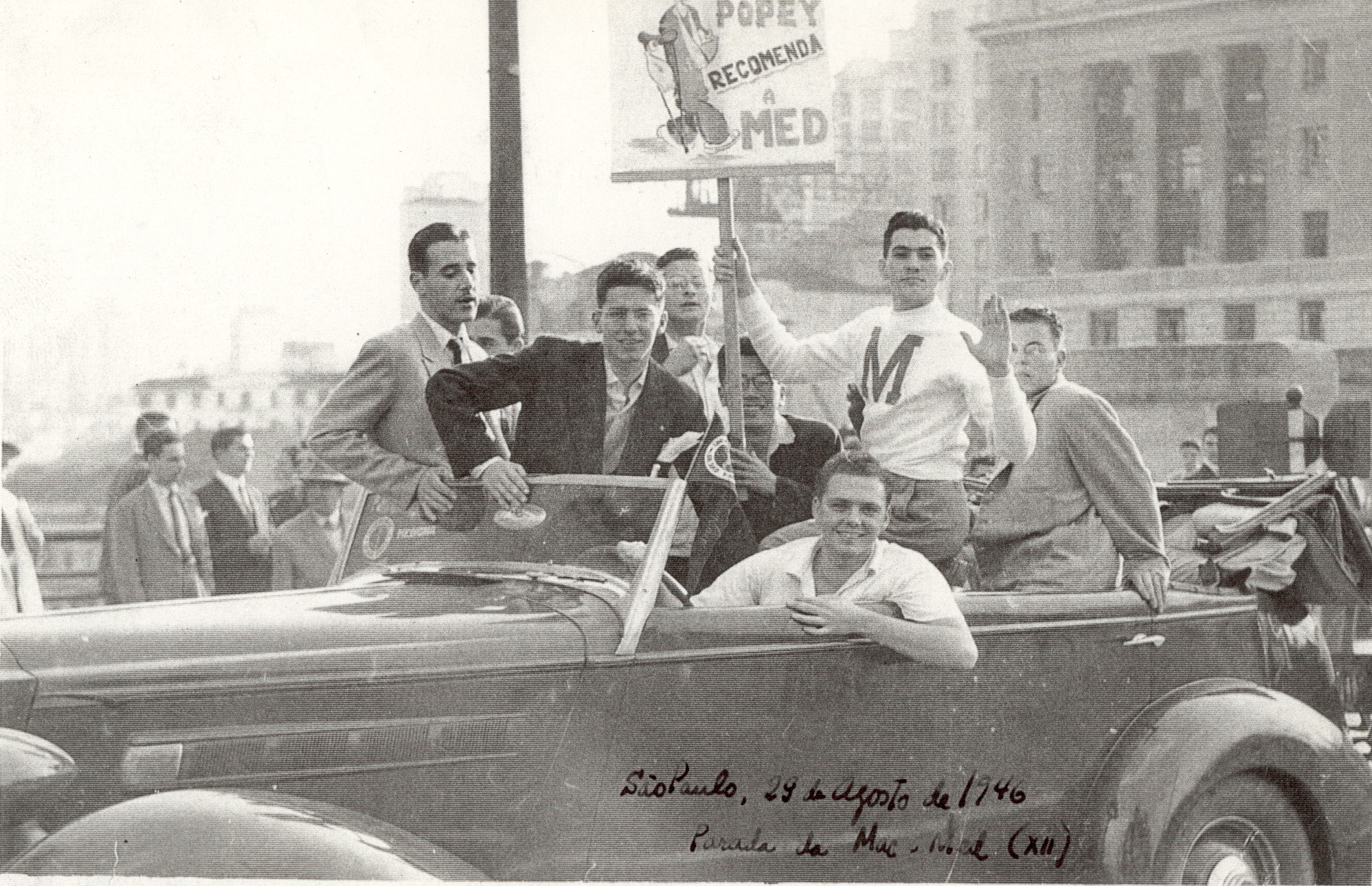 Jovens universitários em um carro na XII Parada da Mac-Med.