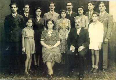 Retrato da família Macruz. Esq.-dir.: Issa, Elias, Geni, Michel, Fausto, Rada, Radi, Sebastião, Júlia, Saline, Roméu. À frente, Mimi (mãe) e Kalil (pai).
