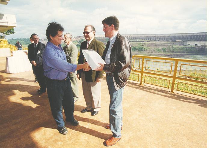 Samuel Silva é homenageado por  ocasião de 15 anos de serviços prestados a Itaipu Binacional