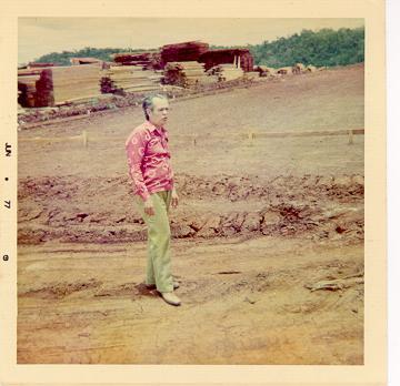 Foi o primeiro grande amigo de Miguel, chegaram juntos no mesmo voo. Alberto estava vindo de MG e Miguel de RJ, se tornaram então grandes amigos no canteiro de obras. Nessa época, eles moravam no Hotel Salvati Sebevo. Está no canteiro de obras, Alberto que pediu para tirar a foto:  