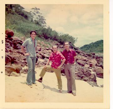 Esq. para dir.: Miguel Jorge Neto, Alberto Cotrin, Alvima de Oliveira da Silva. O grupo estava indo para a chefe que faz o estudo de visibilidade e prospecção do Rio Paraná, do consórcio IECO-ELL. O grupo estava unido fazendo de alguns peões . Por isso andavam armados. Estão na beira do rio, em frente à ilha de Itaipu.