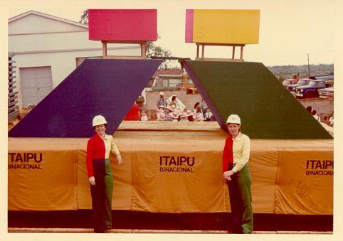Desfile de 7 de setembro, primeiro desfile em que a Itaipu participou. Ana Maria foi escolhida pra desfilar de logotipo. O logotipo traz as cores das bandeiras do Brasil e do Paraguai.