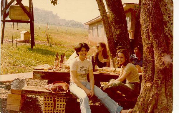 Churrasco com o pessoal da obra e colegas de trabalho, nesta época Ana era recepcionista e fazia o recrutamento e seleção de funcionários. O churrasco foi perto da usina que estava sendo construída, num local que era uma espécie de hangar improvisado.