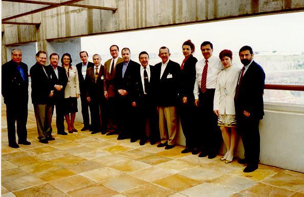 Foto feita após reunião de diretoria executiva, Ana e Glória são as únicas mulheres que participavam da reunião fazendo acessoria. São os diretores, sendo seis brasileiros e seis paraguaios, Glória exerce as mesmas funções de Ana do lado paraguaio.