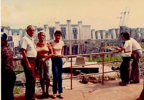 Esq. para dir.: Carlos, Josephina, Maria Lúcia. Primeira vez que os pais, que moravam no Rio, foram a Itaipu.