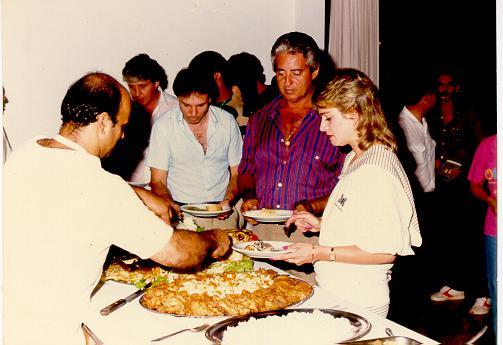 José Farina serve iguarias para a equipe da Globo, entre eles o repórter José Francisco. O evento foi no Ipê Clube. Vieram para cobrir a Fórmula Ford.