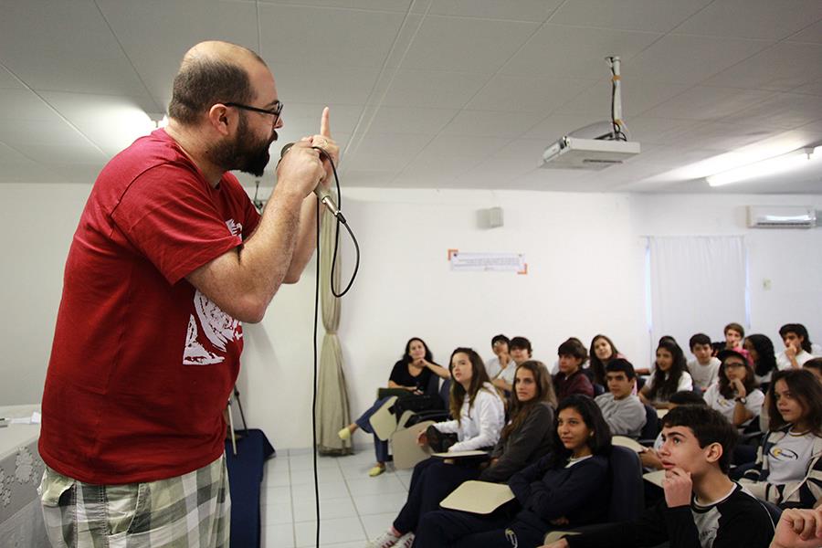 Levar poesias pra escola deu origem ao Iapois Poisia, Grupo de Jovens poetas entre 10 e 20 anos.