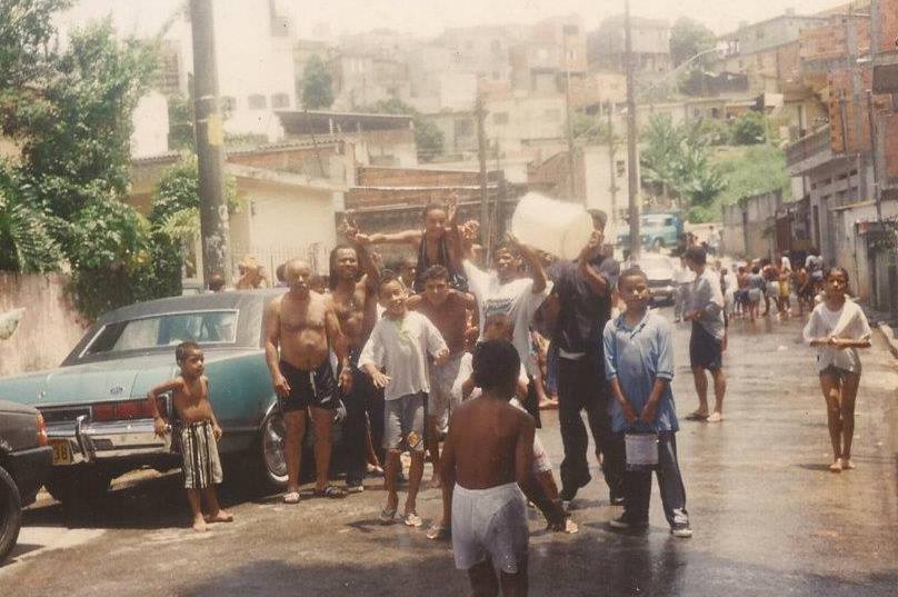 Todo primeiro dia do ano as pessoas da rua davam o banho da ressaca nos que ainda estavam dormindo (esq - dir): Sarney, Naldo, Eduardo, Zedoide, Itamar, Giovanni, André e Nana.