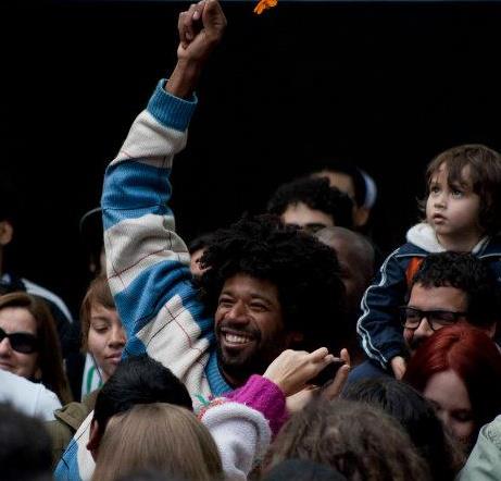 Giovani, no centro, foi identificado por Criolo no meio do show realizado no Parque da Aclimação. Criolo declamou um poema de Giovani.