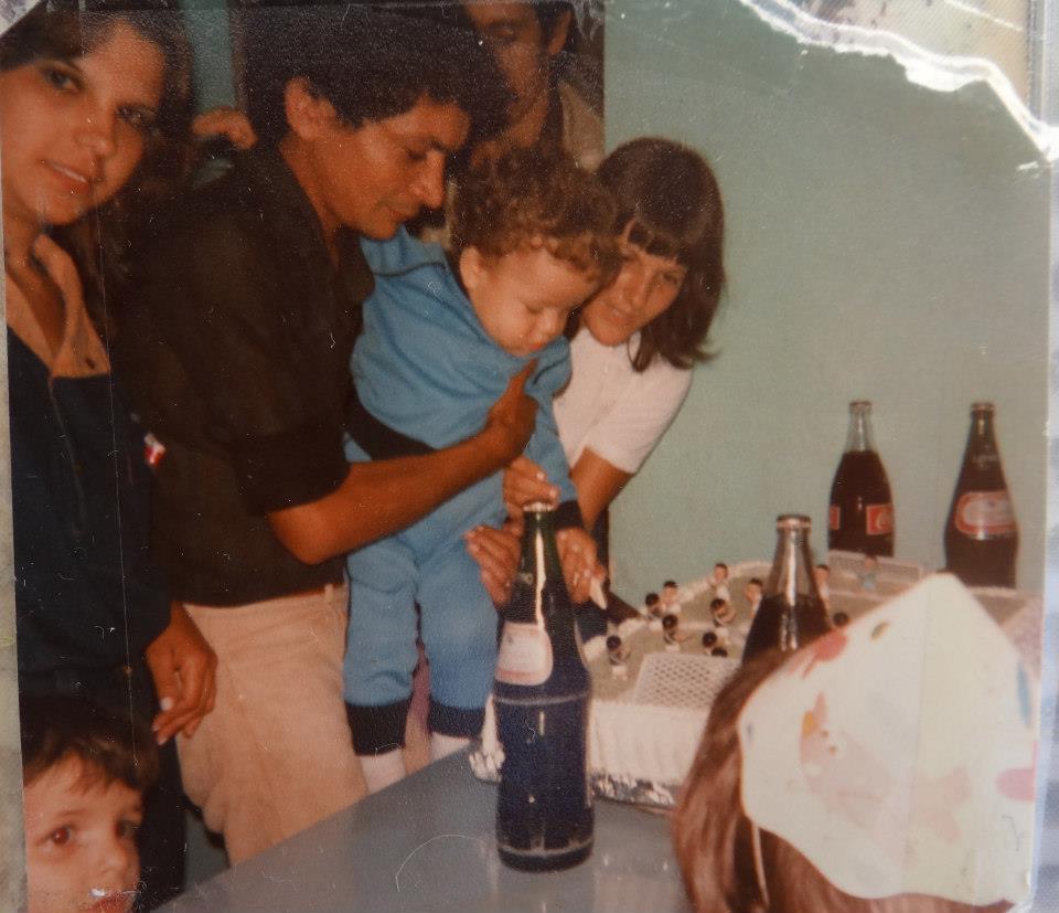 Foto do aniversário de 02 anos de Emerson. Na foto estão Vicente (pai), Emerson, Helena (mãe).