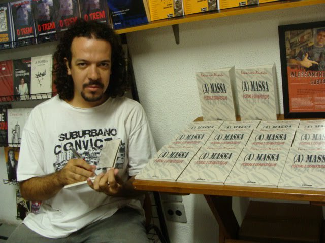 Houve um coquetel de lançamento realizado no bairro da Bela Vista, foi cheio. Foi um ponto de virada na carreira de Emerson, seu primeiro livro.