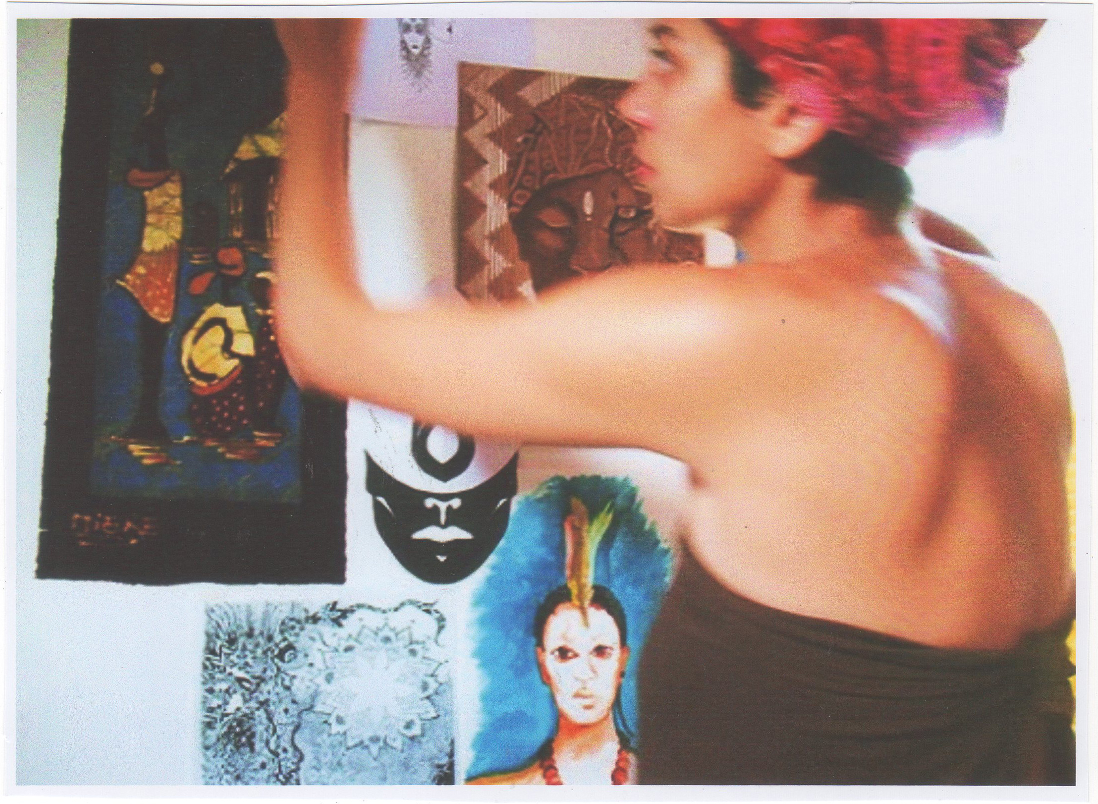 Um altar com imagens que dão força a Aline, que é o intuito da arte dela.