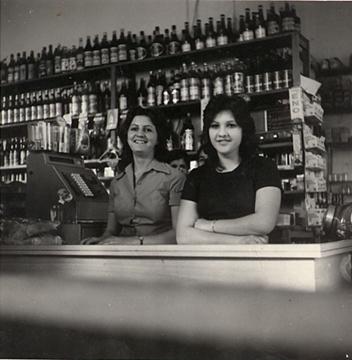 Clarice Gomes Afonso (à esquerda) e sua amiga Helena (à direita) no mercadinho de Geraldo de Oliveira, onde trabalhavam. Foi o primeiro emprego de Clarice.