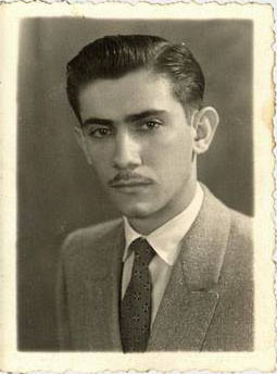 Salvador Scutti, aos 22 anos, faz um retrato para dar de presente à sua futura esposa, Eurídice. Matão, SP, 22/05/1946