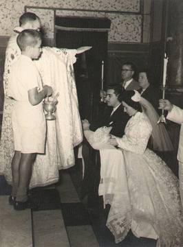 Casamento de Salvador Scutti e Eurídice, realizado pelo padre Amada Romão, na Igreja Matriz de Matão. Aos fundos, sr. Venâncio Macagna e sra. Elisa Ragassi, seus padrinhos. Matão, SP, 1957