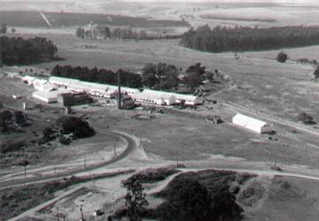 Vista aérea da Salvador Scutti Armazéns Gerais, nas antigas instalações da fábrica de óleos Cambuhy, onde Salvador Scutti teve o seu primeiro emprego. Matão, SP, 1988
