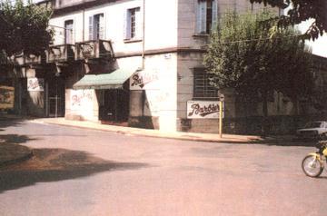 Depósito da Casa Barbieri, que está fechado há sete anos, onde hoje funciona a Loja Doméstica Móveis, localizado à rua Padre Duarte, esquina com a Rua XV de Novembro.  Araraquara, SP, 1980