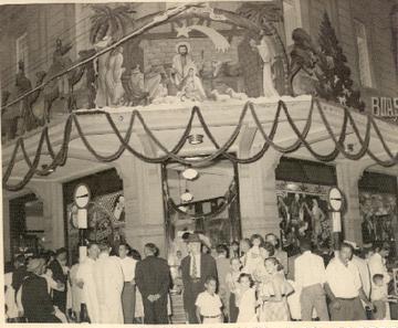 Presépio montado em cima da marquise da Casa Barbieri. No centro da foto, Luiz Zanarg que, mais tarde, tornou-se motorista da loja. Araraquara, SP, 1955.