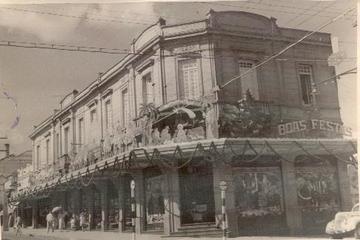 Fachada da Casa Barbieri, por ocasião do Natal. Araraquara, SP, 12/1955