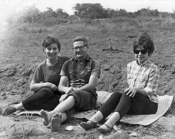 Da esquerda para a direita Mirna, Joaquim e Ivone (prima) fazendo piquinique no náutico, um clube de campo em Araraquara, construído em 1963.